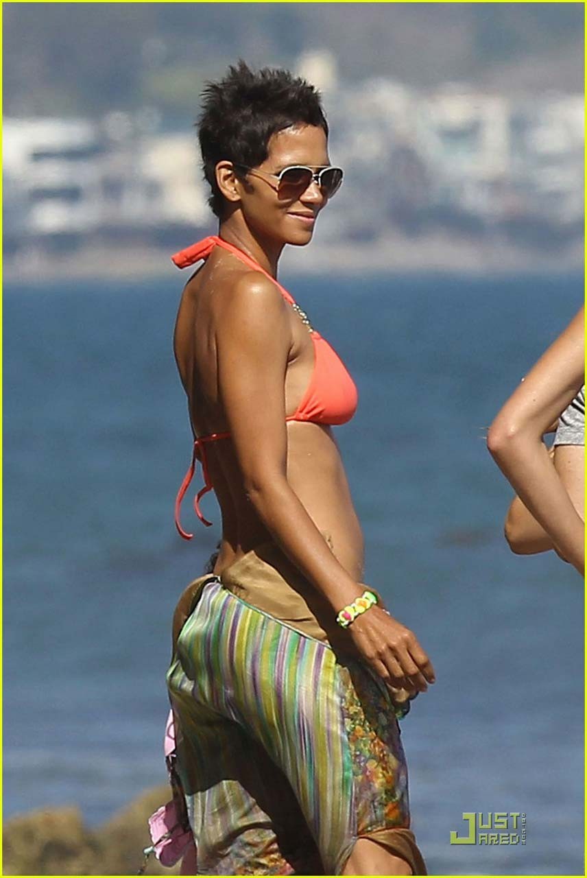 Halle Berry exposant son corps sexy et son cul en bikini sur la plage.
 #75291832