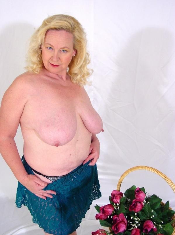 Große titted ältere Frauen plumper posieren nackt
 #71771258