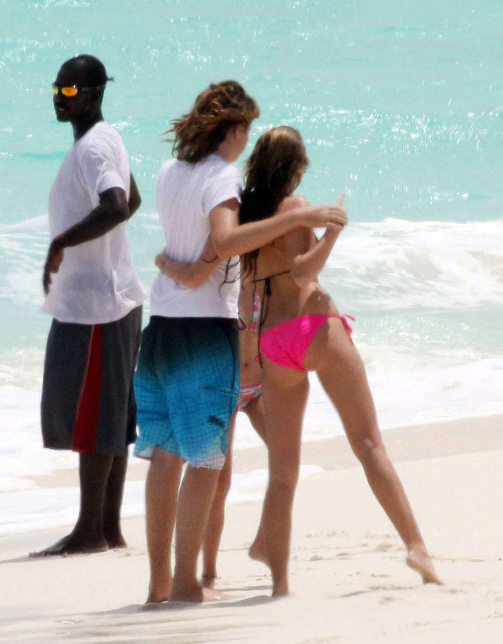 Miley cyrus mostrando su cuerpo sexy y culo caliente en bikini en la playa
 #75356965