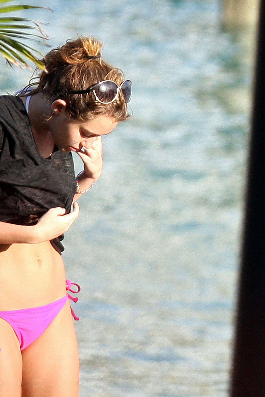 Miley cyrus mostrando su cuerpo sexy y culo caliente en bikini en la playa
 #75357052