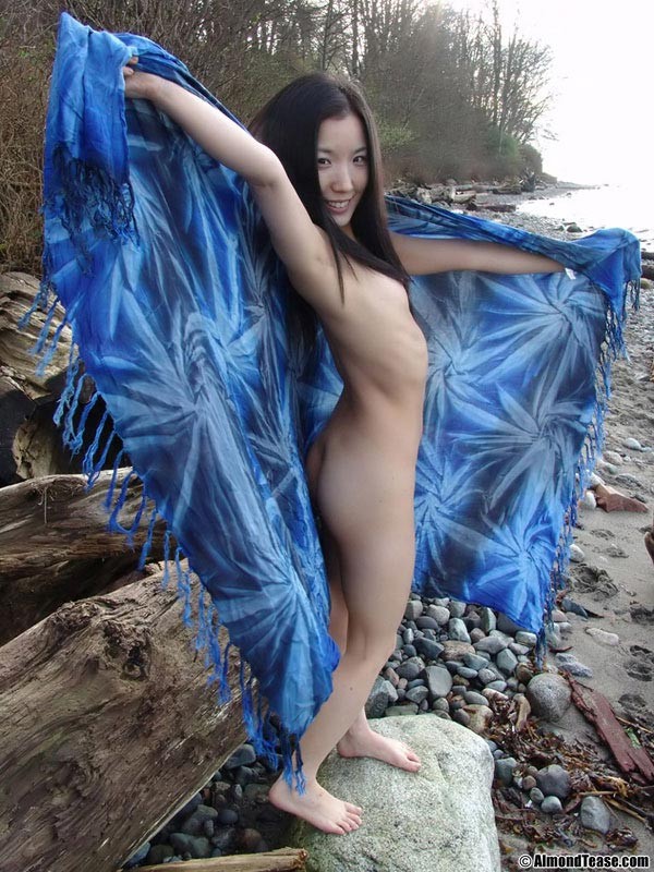 Almendra burlona divirtiéndose en la playa nudista
 #67554225