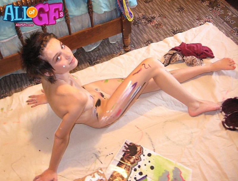 Une petite amie nue se fait peindre le corps
 #68101338