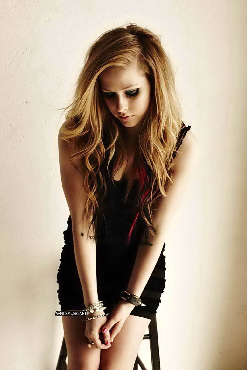 Avril Lavigne guardando molto sexy in mini abito per inked magazine photoshoot
 #75344284