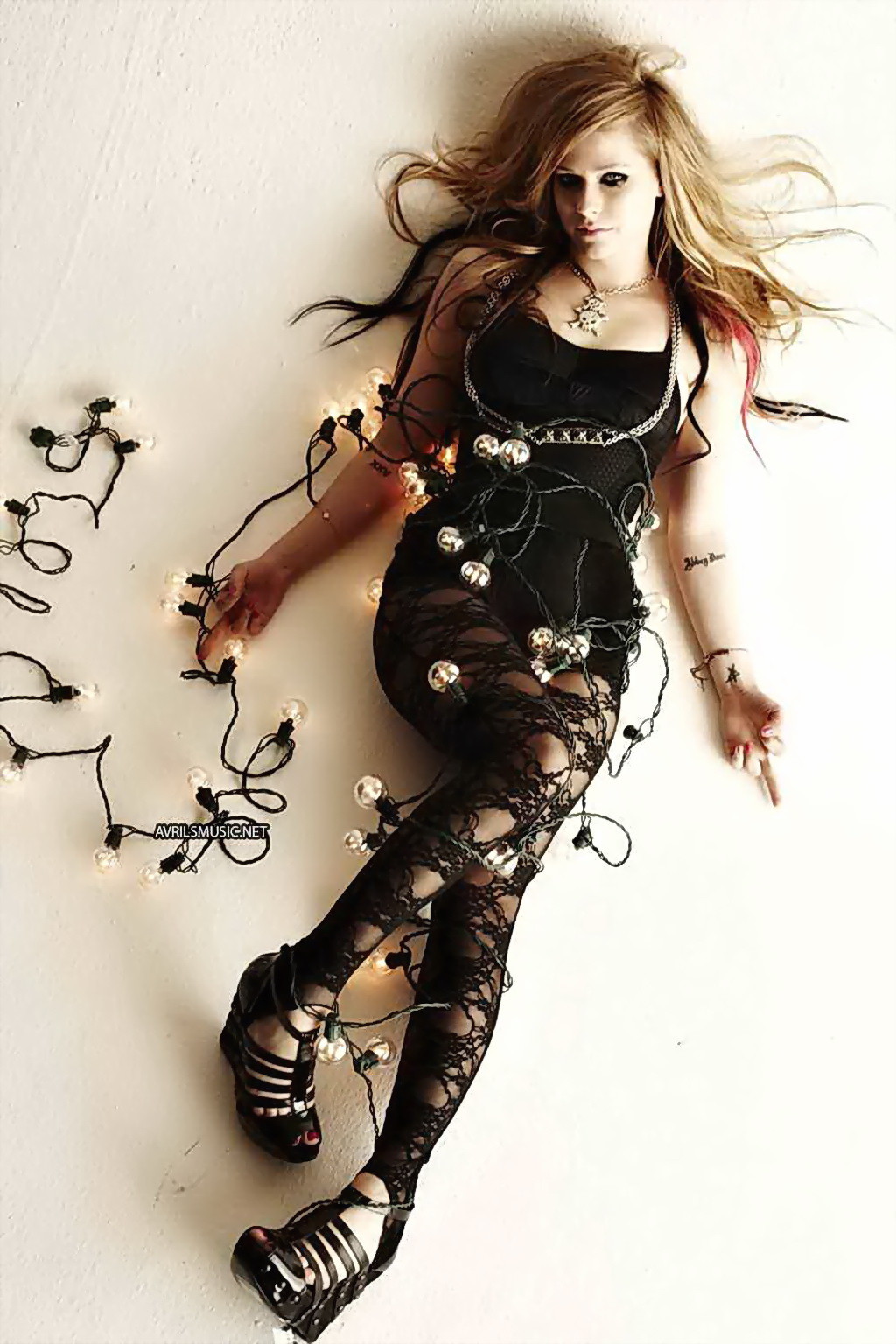 Avril lavigne très sexy dans une mini robe pour un photoshoot du magazine inked
 #75344305