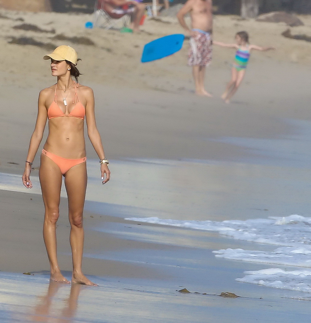 Alessandra Ambrosio trägt einen winzigen orangefarbenen Bikini am Strand in Los Angeles
 #75189085