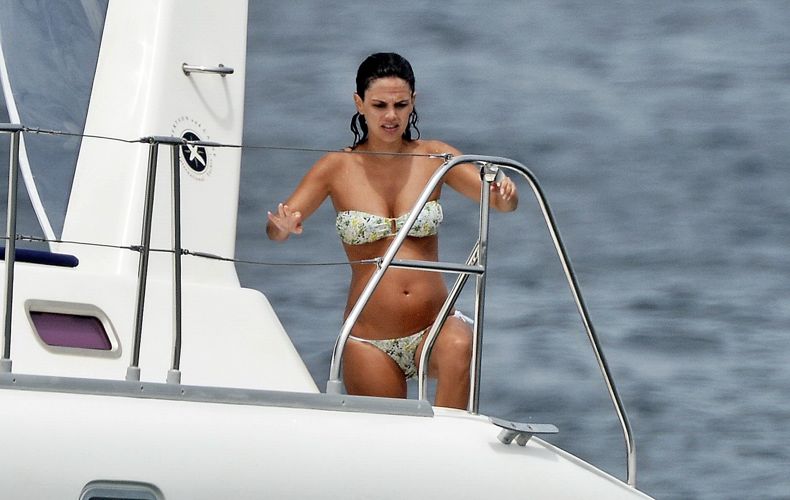 Rachel bilson, enceinte et à forte poitrine, portant un bikini à fleurs sans bretelles sur un yacht à Ba
 #75193637