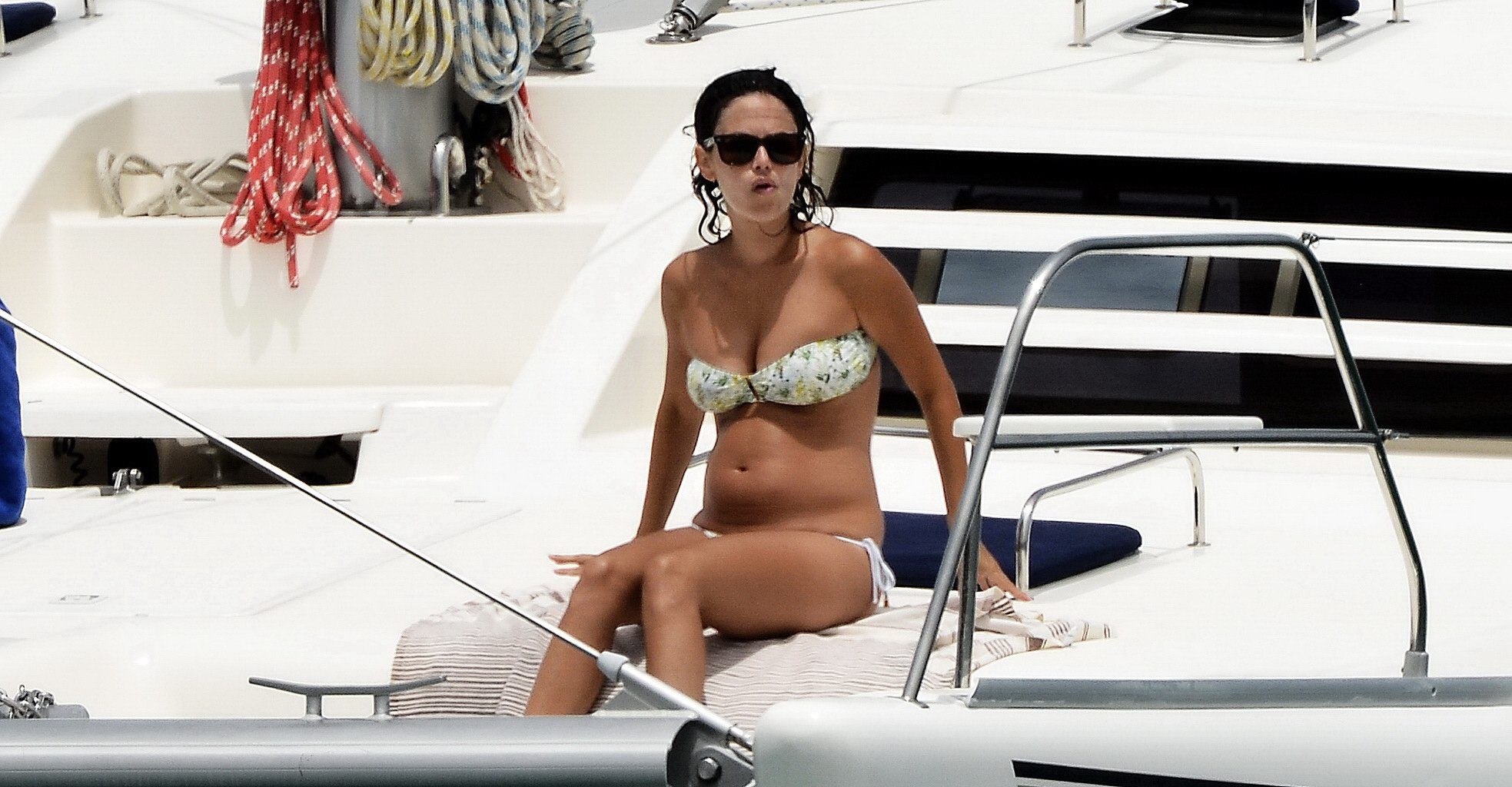 Rachel bilson, enceinte et à forte poitrine, portant un bikini à fleurs sans bretelles sur un yacht à Ba
 #75193723