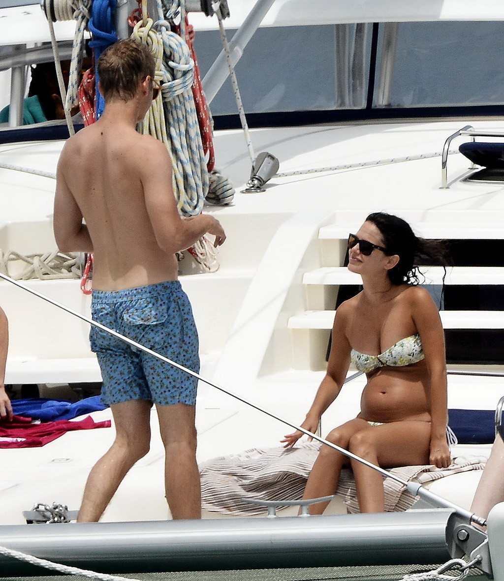 Rachel Bilson incinta busty indossando un bikini floreale senza spalline su uno yacht in ba
 #75193734