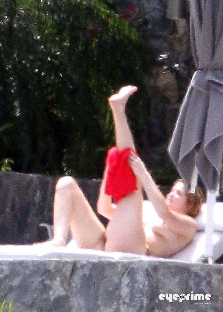 Stephanie Seymour che espone le sue belle tette grandi mentre prende il sole e in giallo vedere
 #75312523