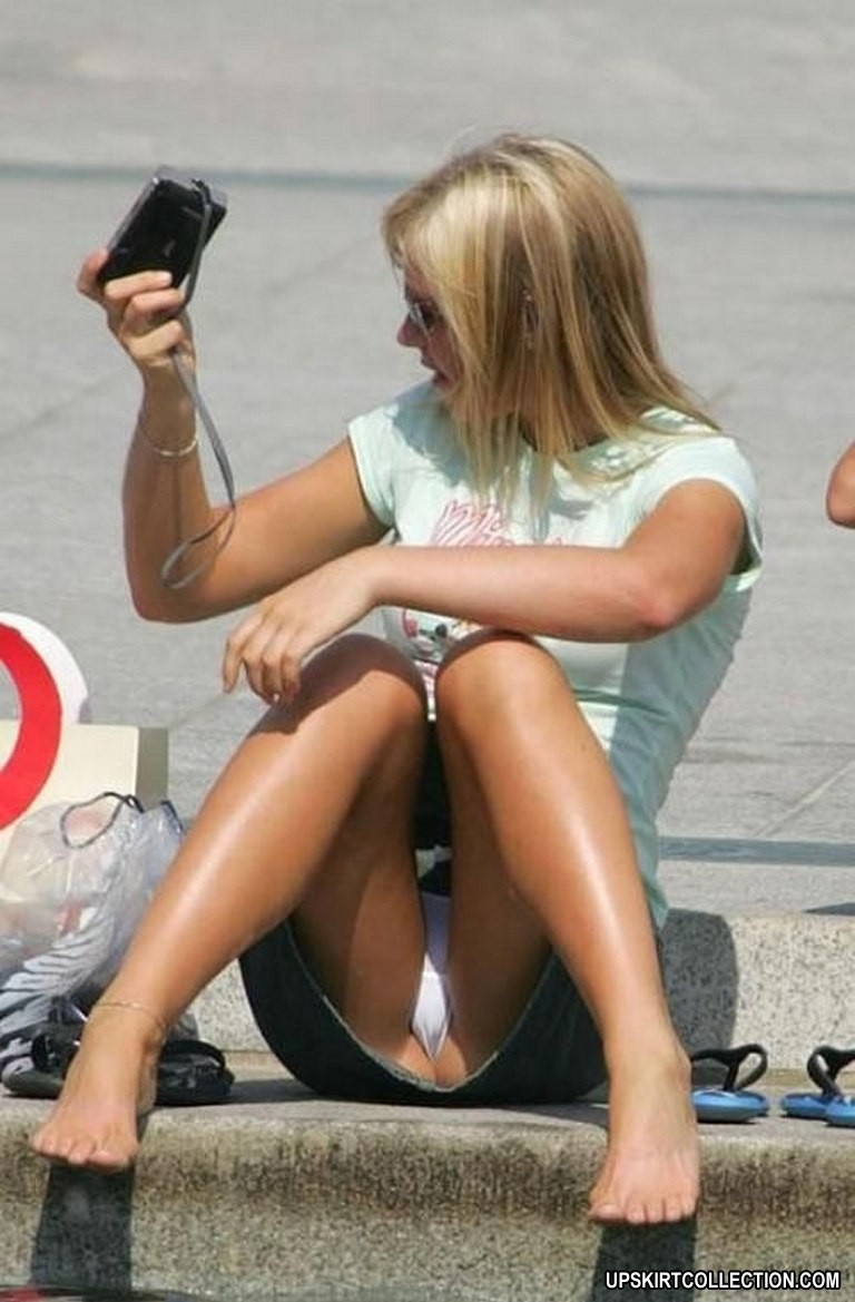 Upskirt oops ?amateur girls didnt know about cam shooting pic