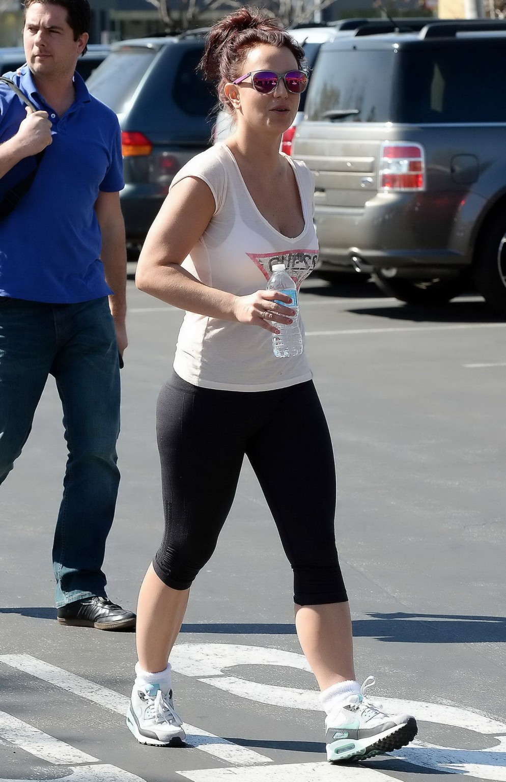 Britney spears luciendo top blanco transparente y leggings durante su visita a tan-xs 
 #75204038