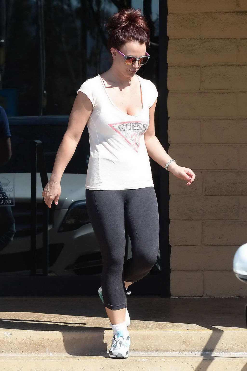 Britney spears luciendo top blanco transparente y leggings durante su visita a tan-xs 
 #75204068