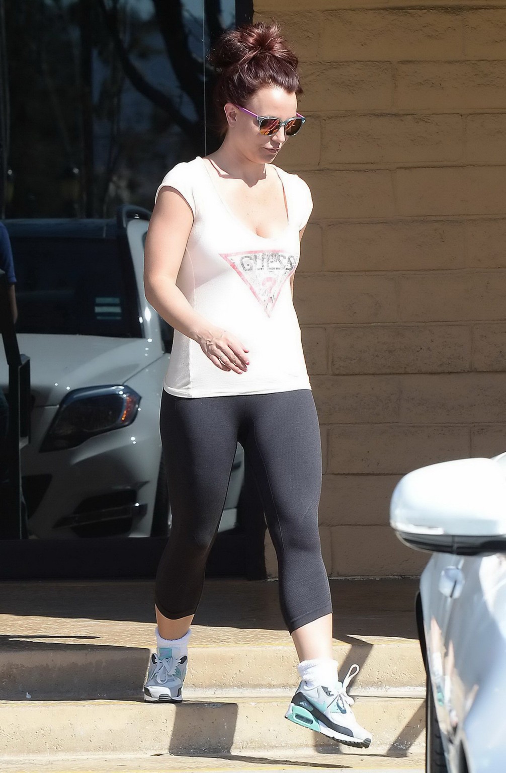 Britney spears luciendo top blanco transparente y leggings durante su visita a tan-xs 
 #75204082