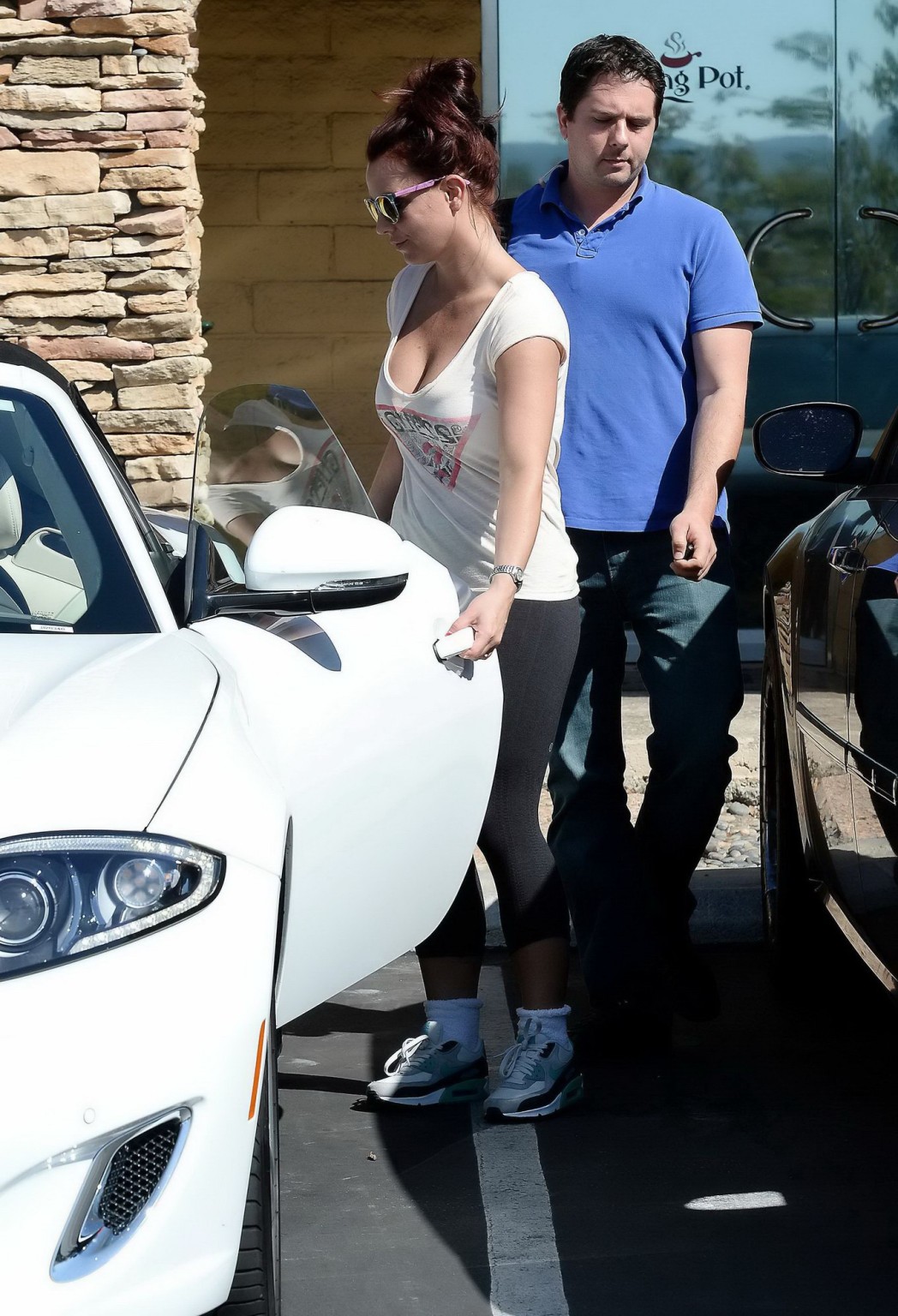 Britney spears trägt weißes durchsichtiges Top und Leggings beim Besuch von tan-xs 
 #75204120