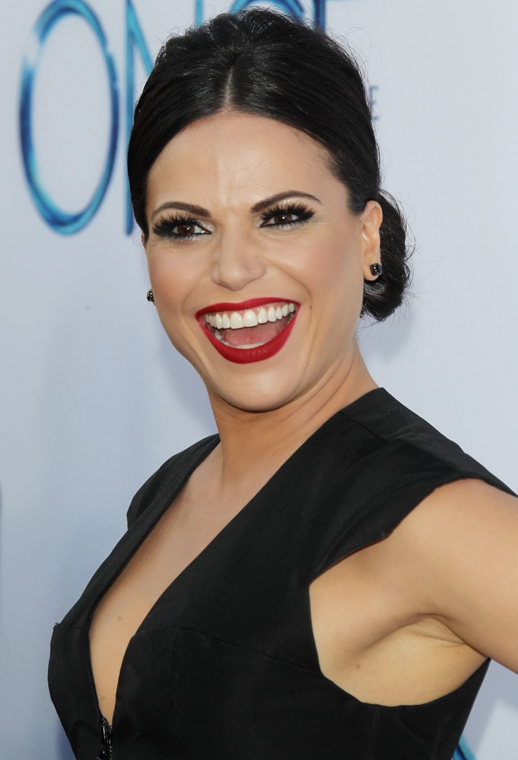 Lana Parrilla mostrando enorme scollatura a una volta su una stagione 4 screening in ho
 #75185056