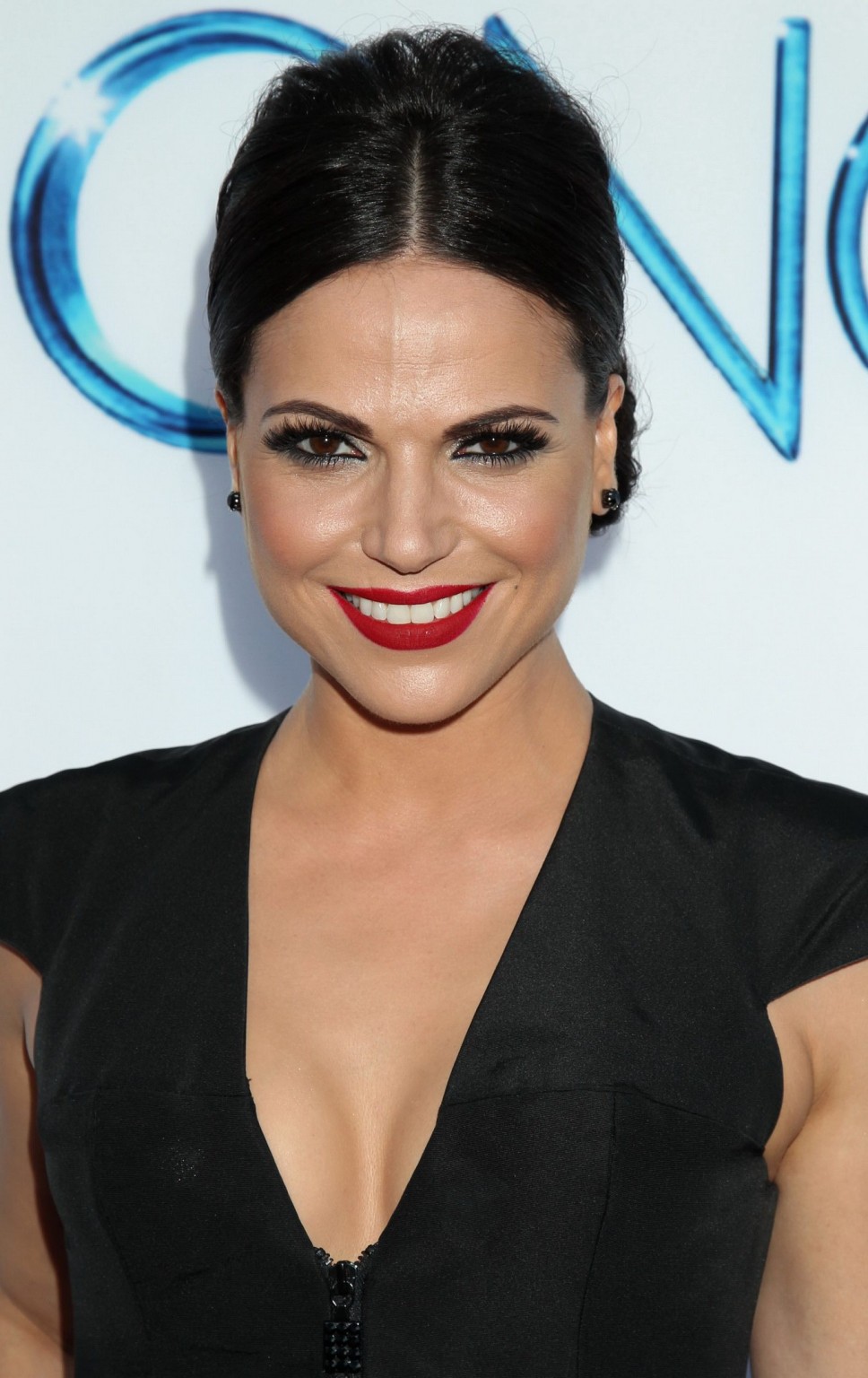 Lana Parrilla mostrando enorme scollatura a una volta su una stagione 4 screening in ho
 #75185060