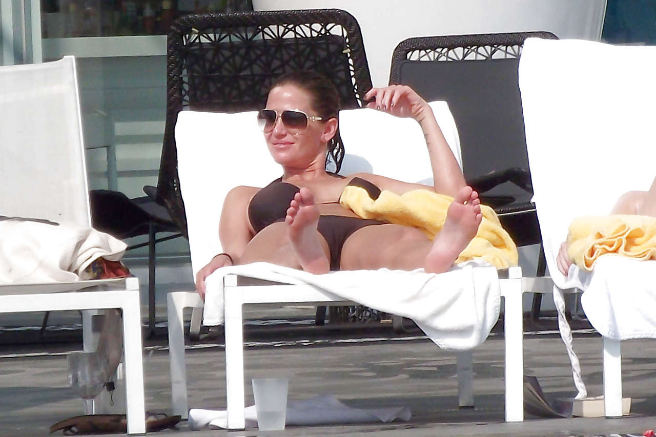 Sarah harding mostrando su cuerpo sexy en bikini en la piscina fotos de paparazzi
 #75299430