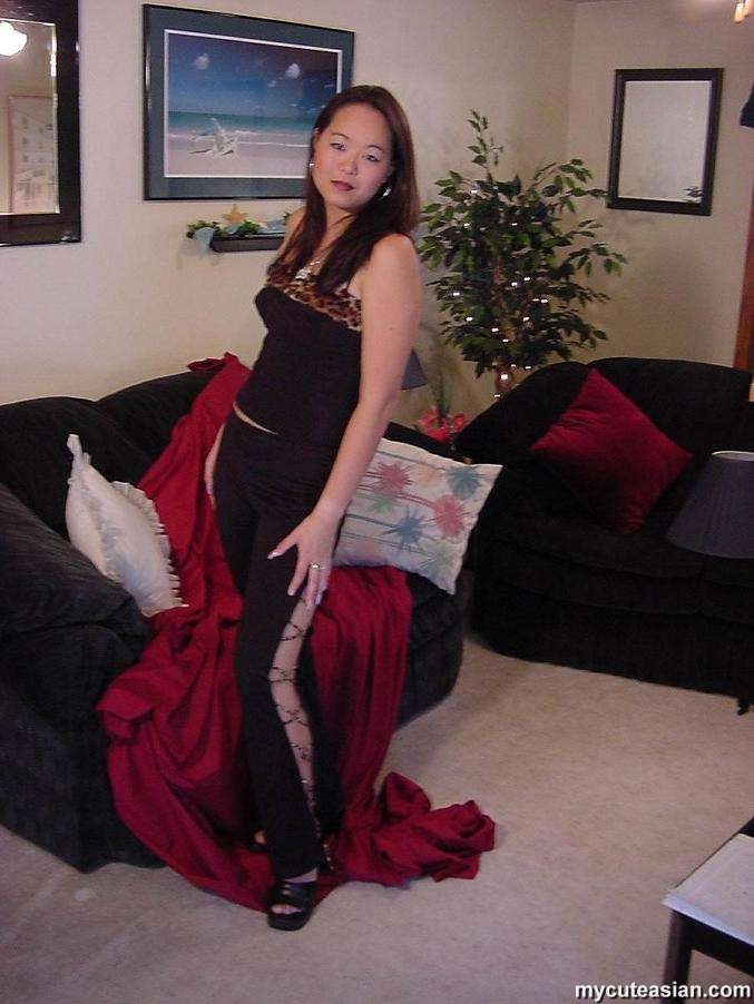 Coreana amateur en lencería negra sexy posando
 #69998643