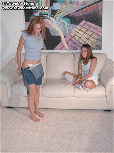 Zwei Mädchen diskutieren darüber, wie man sich auszieht und reden über ach was soll's.
 #67860808