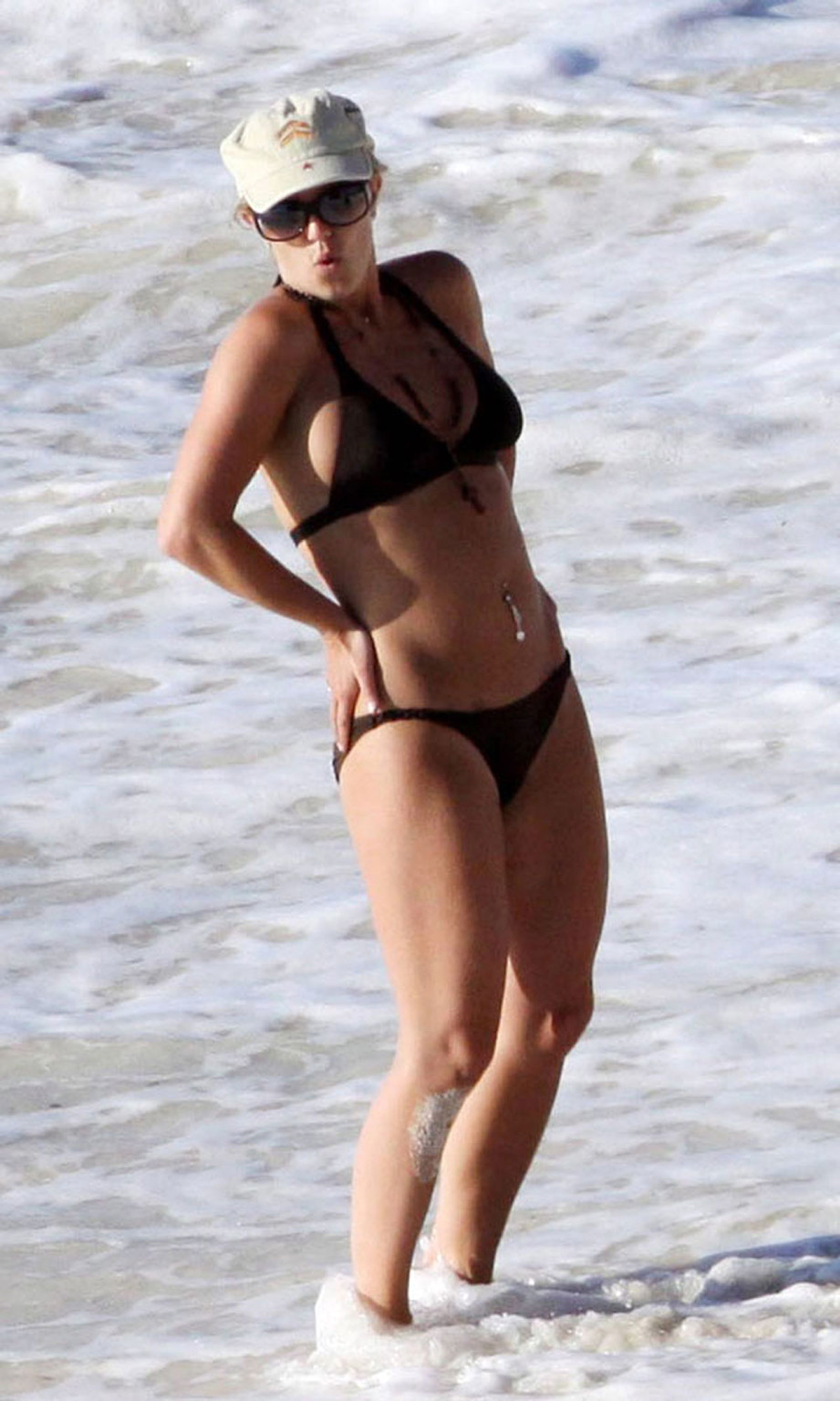 Britney spears exponiendo su cuerpo sexy y su culo caliente en bikini
 #75350239