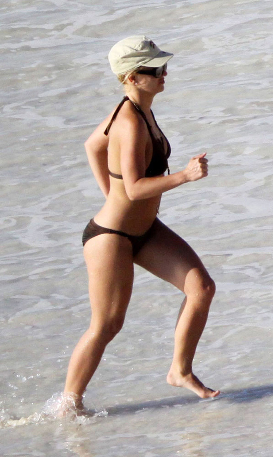 Britney spears exposant son corps sexy et son cul chaud en bikini
 #75350317