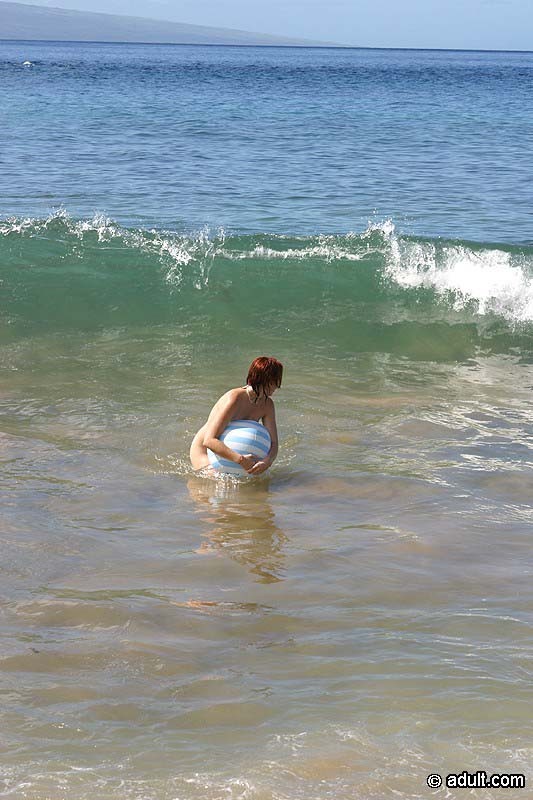 Sexy Bikini-Babes haben einen heißen lesbischen Vierer an einem sonnigen Strand
 #72320105