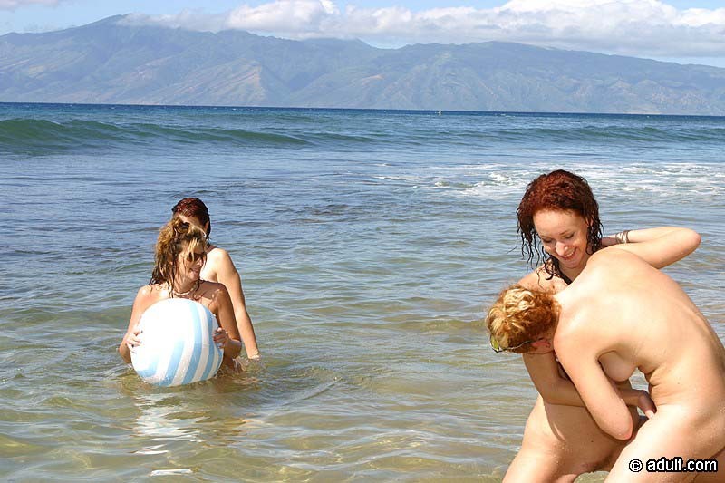 Des filles en bikini sexy s'amusent à quatre sur une plage ensoleillée.
 #72320159