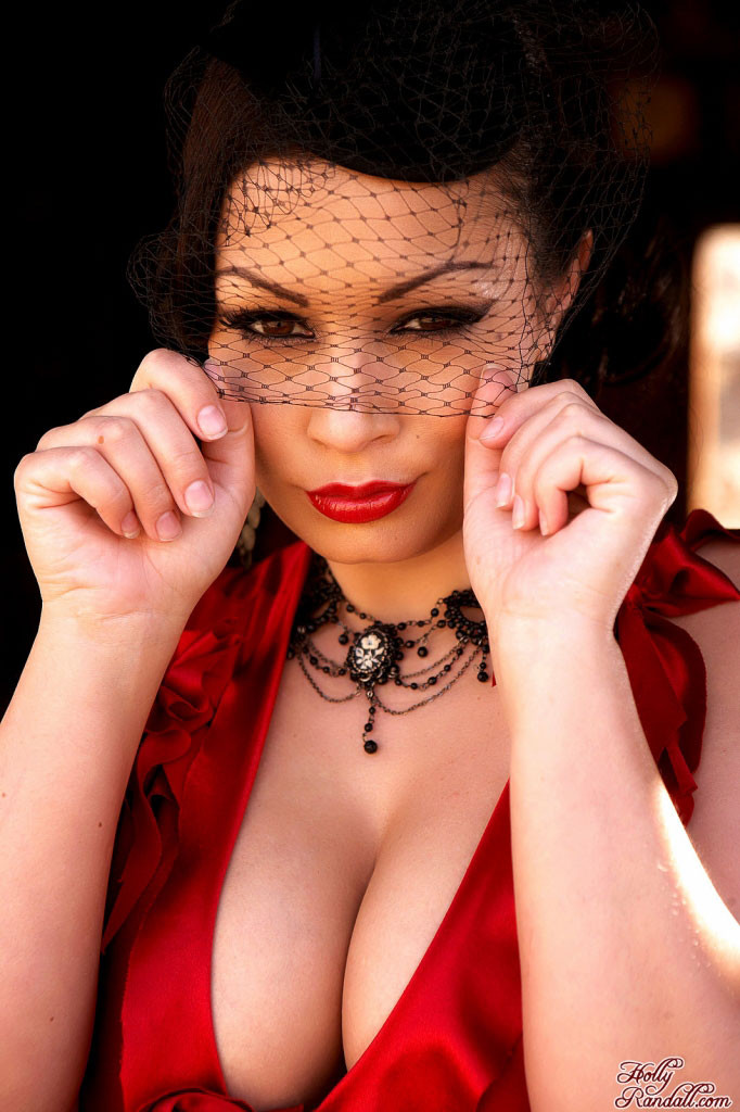 Aria giovanni streift ihr rotes Kleid ab und zeigt ihre Titten
 #74845725