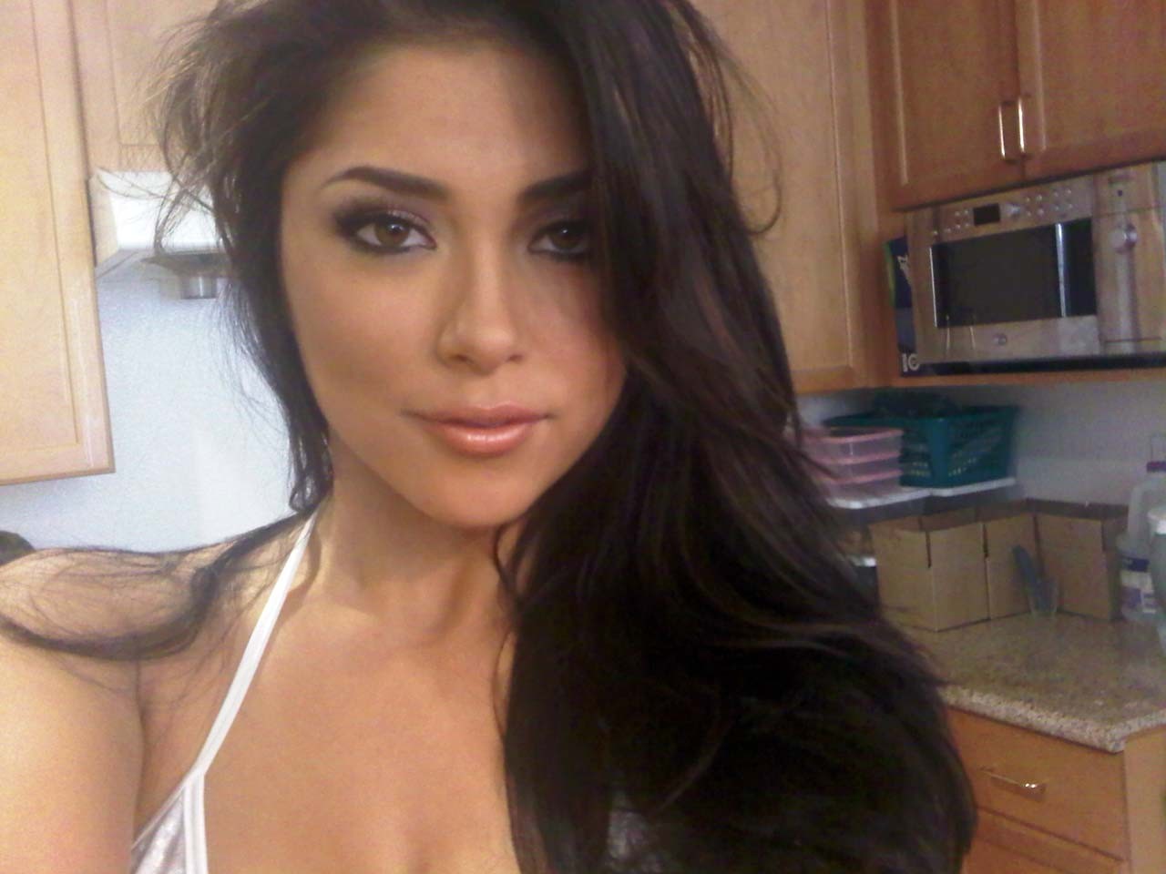 Arianny celeste exposant son corps sexy et son joli cul sur des photos privées
 #75315730