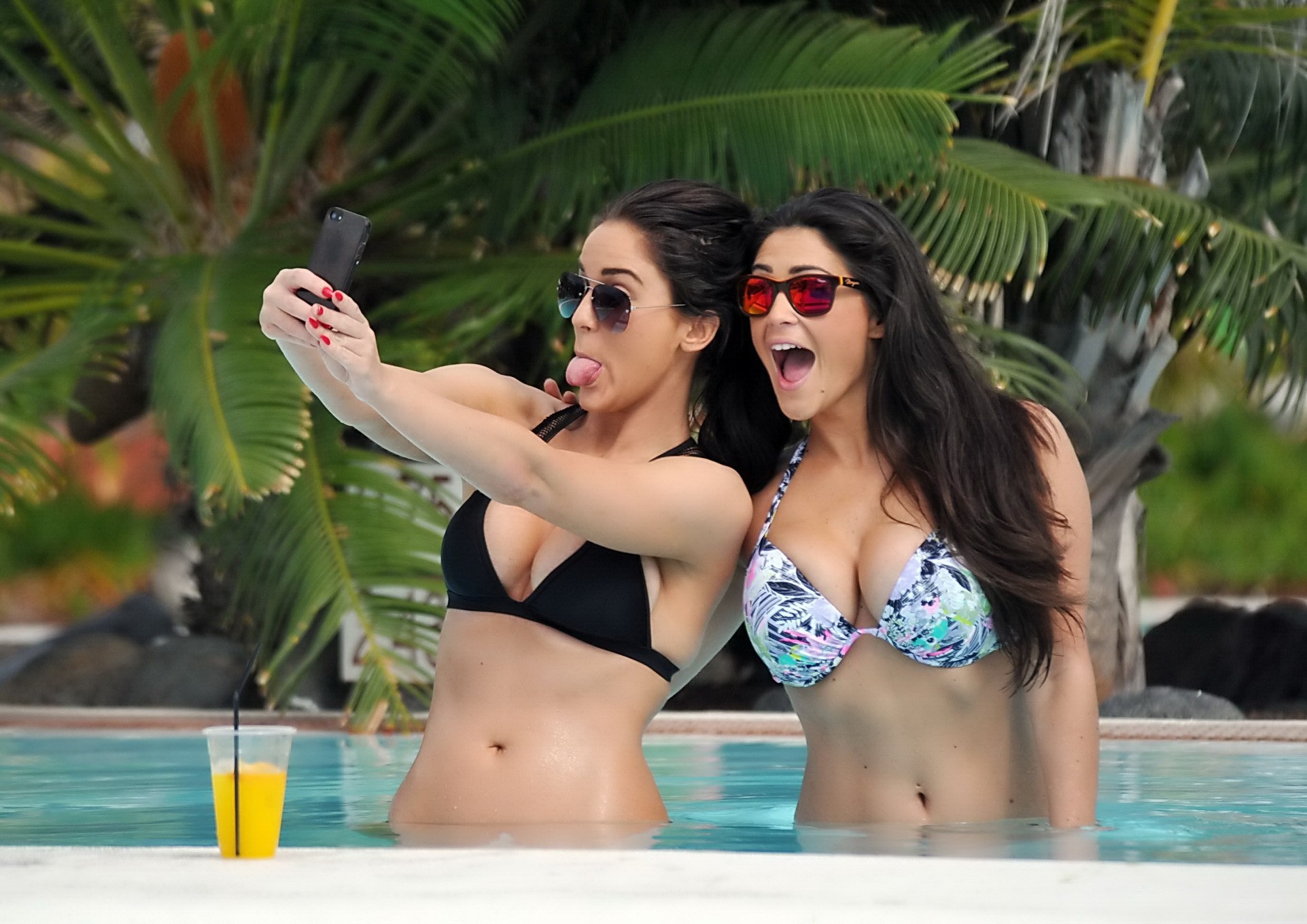 Vicky Pattison et Casey Batchelor montrent leurs énormes seins dans de minuscules bikinis. 
 #75171602