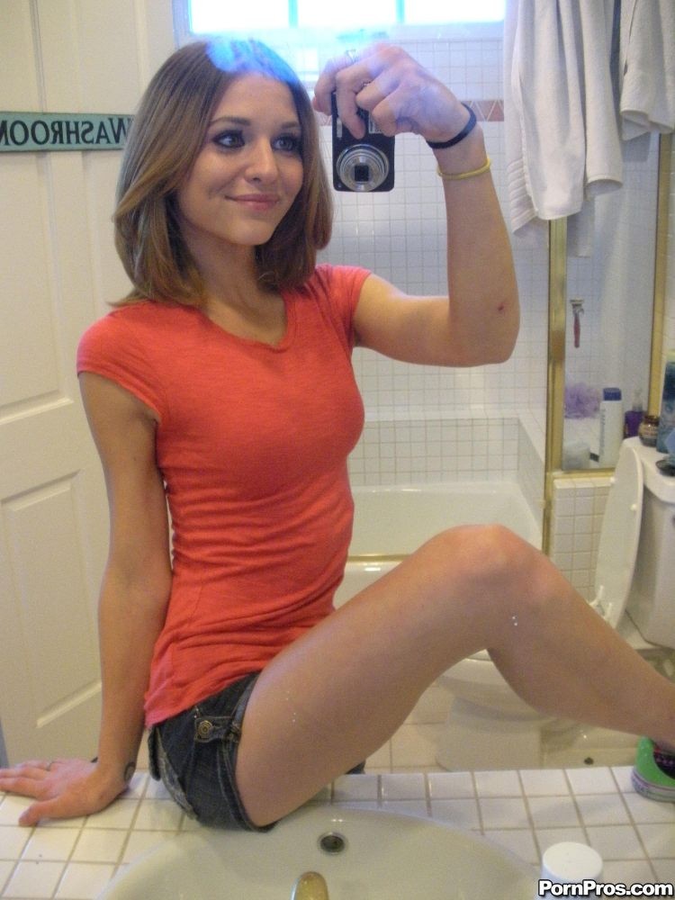 Ragazza bionda sexy che fa foto nello specchio
 #67182154