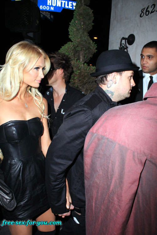 Paris Hilton zeigt ihre rasierte Muschi und kleine Titten für Paparazzi
 #75419265