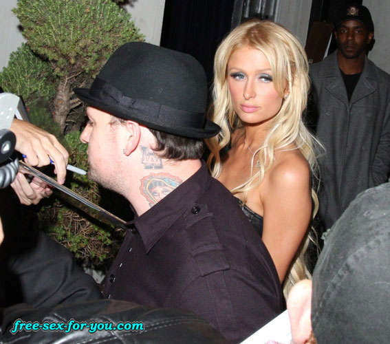 Paris Hilton zeigt ihre rasierte Muschi und kleine Titten für Paparazzi
 #75419277