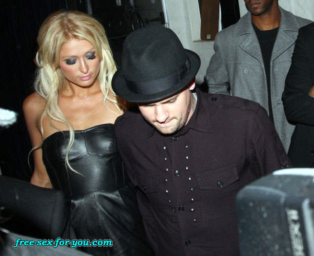 Paris Hilton zeigt ihre rasierte Muschi und kleine Titten für Paparazzi
 #75419280