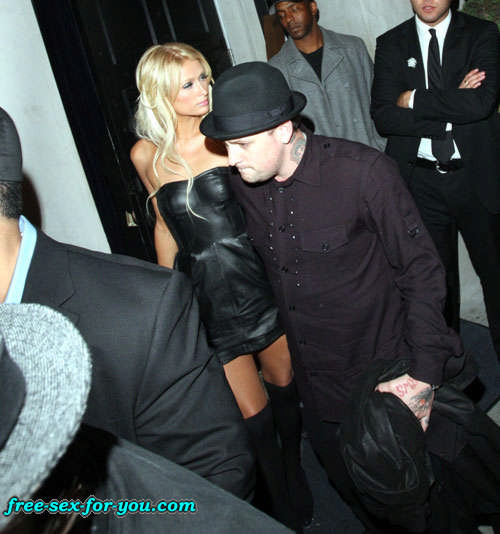 Paris Hilton zeigt ihre rasierte Muschi und kleine Titten für Paparazzi
 #75419283