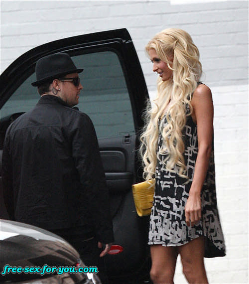 Paris Hilton zeigt ihre rasierte Muschi und kleine Titten für Paparazzi
 #75419354