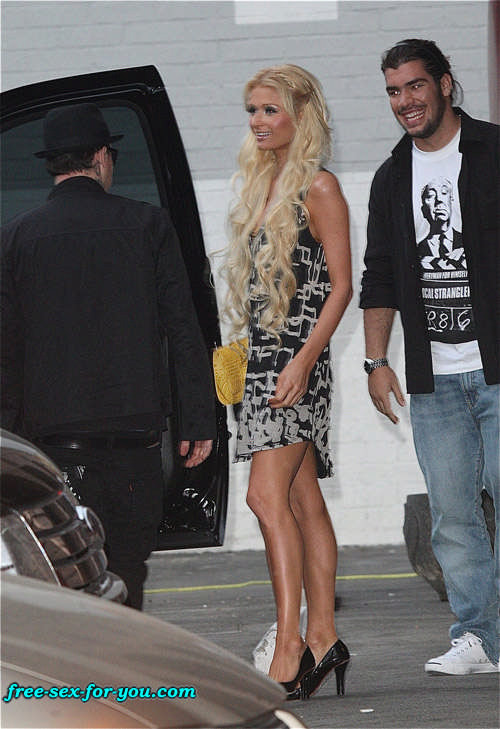 Paris Hilton zeigt ihre rasierte Muschi und kleine Titten für Paparazzi
 #75419361