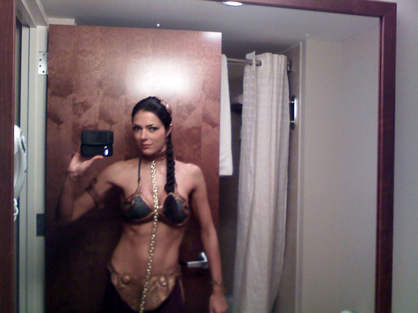 Adrianne curry pose et montre ses énormes seins dans son soutien-gorge sexy
 #75363089