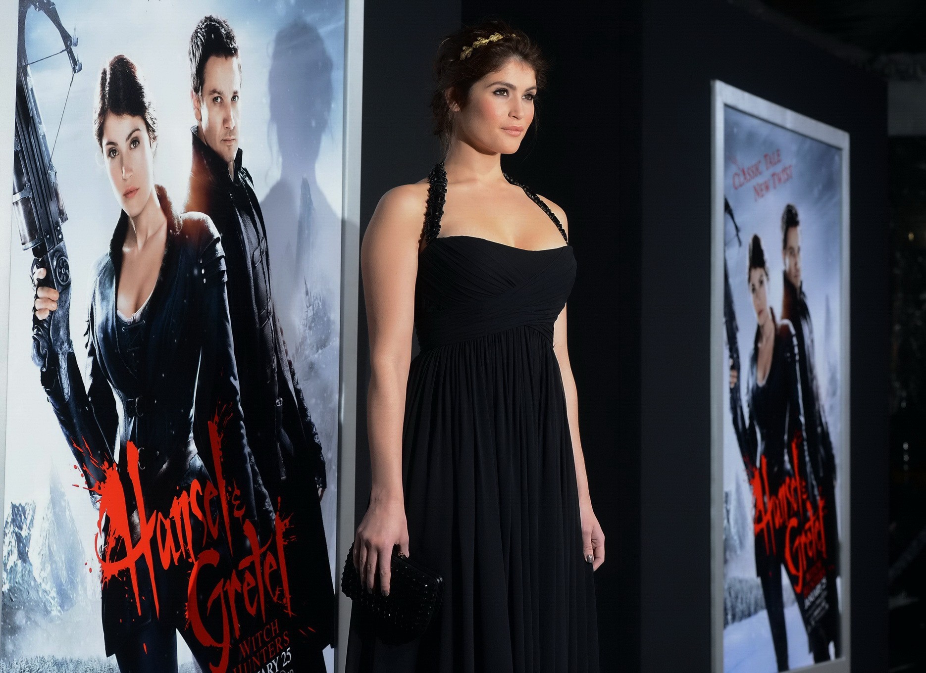 Gemma arterton busting fuori in un abito nero senza schienale a cacciatori di streghe premiere i
 #75242803