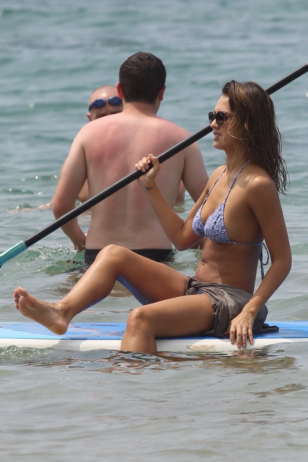 Jessica alba luciendo un diminuto bikini azul en hawaii
 #75144860