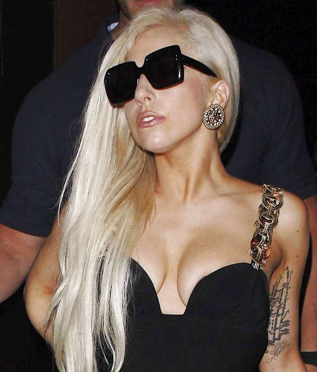 Lady Gaga che mostra il suo bel culo e il suo capezzolo sorpreso dai paparazzi
 #75291849