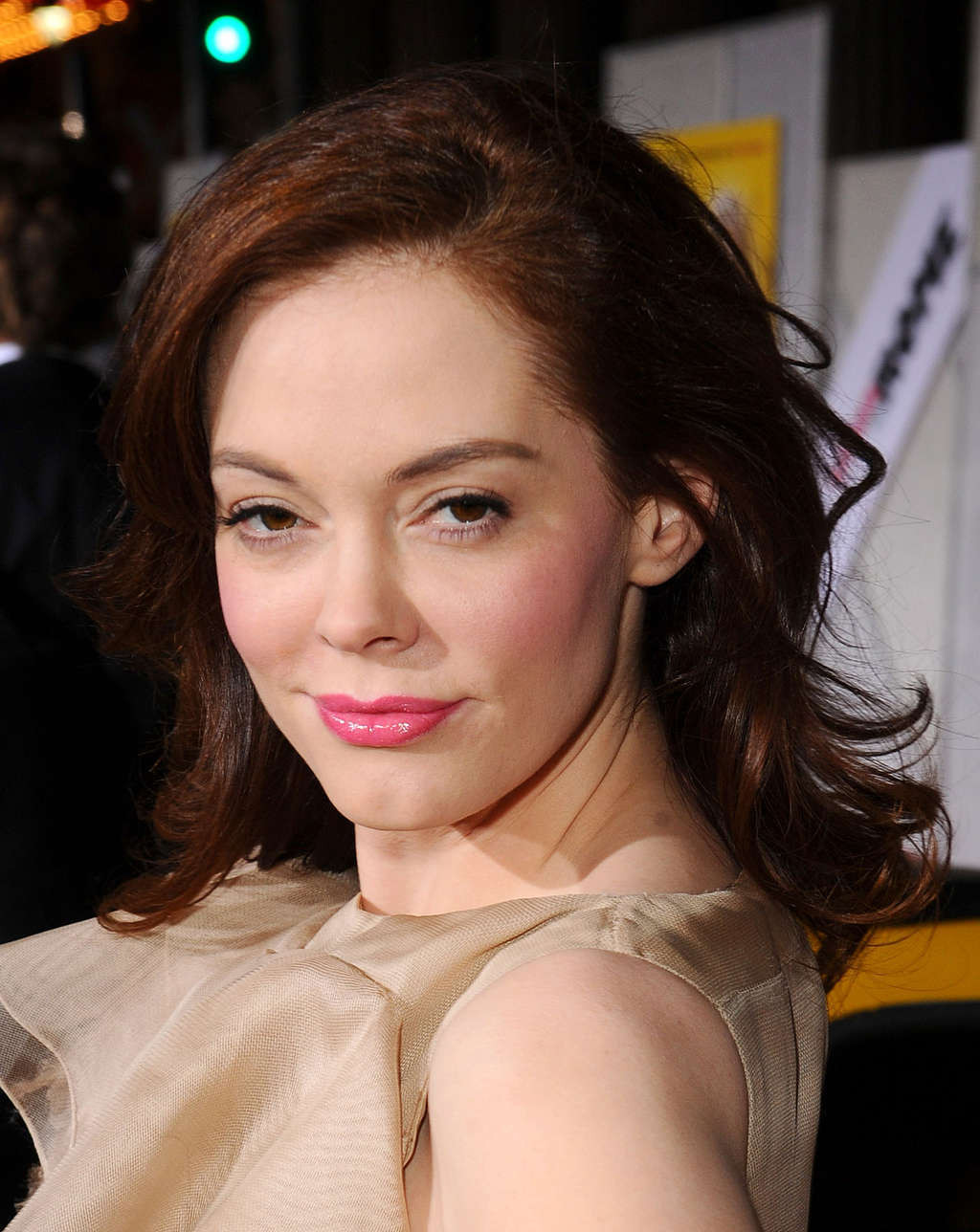 Rose mcgowan sehr langbeinig im Minirock und entblößt Titten und Arsch
 #75361695