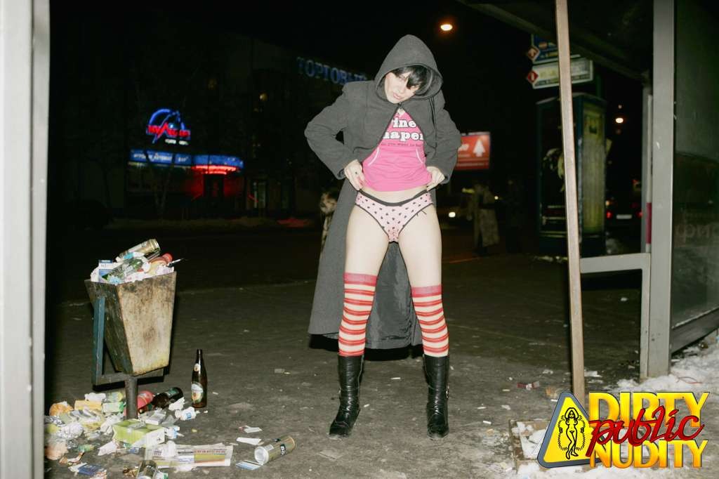 Monika meando delante de un club nocturno
 #67315907