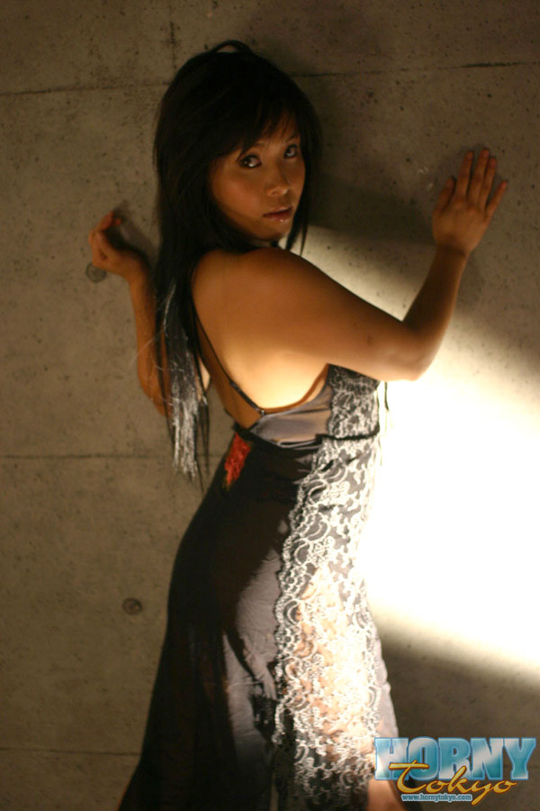 Vollbusige japanische Yuki in einem schwarzen Kleid
 #69801228
