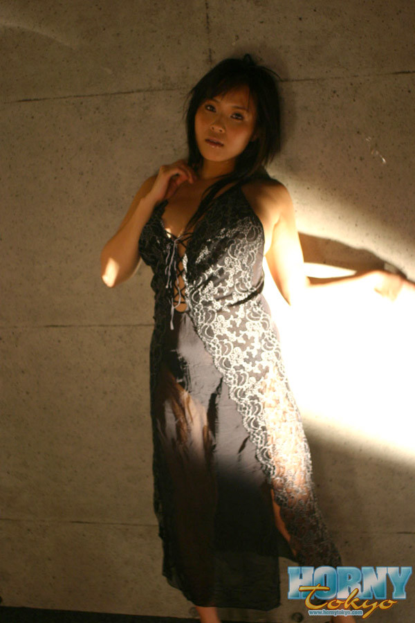 Vollbusige japanische Yuki in einem schwarzen Kleid
 #69801251
