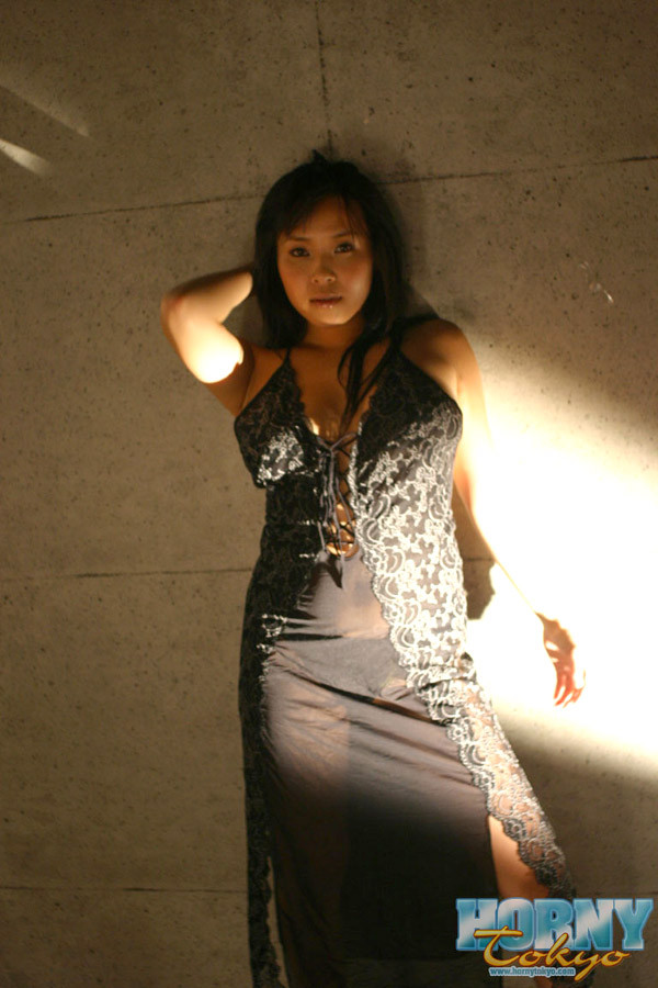 Vollbusige japanische Yuki in einem schwarzen Kleid
 #69801260