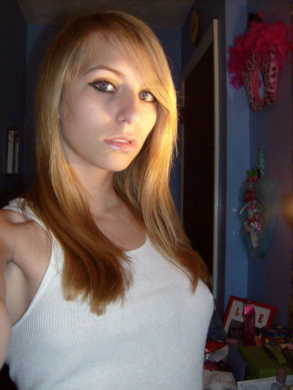 かわいいティーンのガールフレンドがパンティーでからかう
 #79430062