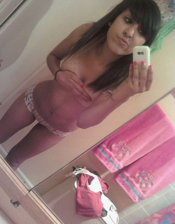 かわいいティーンのガールフレンドがパンティーでからかう
 #79430074