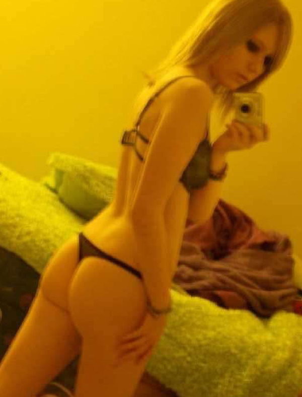 かわいいティーンのガールフレンドがパンティーでからかう
 #79430080