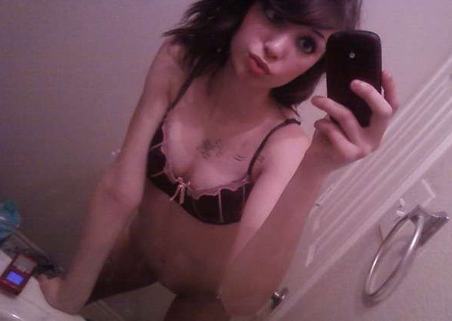 かわいいティーンのガールフレンドがパンティーでからかう
 #79430089